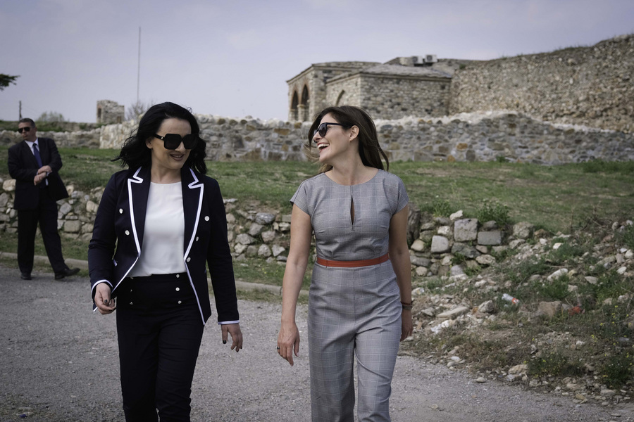 Η Μπέτυ Μπαζιάνα με τη Ζόριτσα Ζάεβα στο κάστρο των Σκοπίων