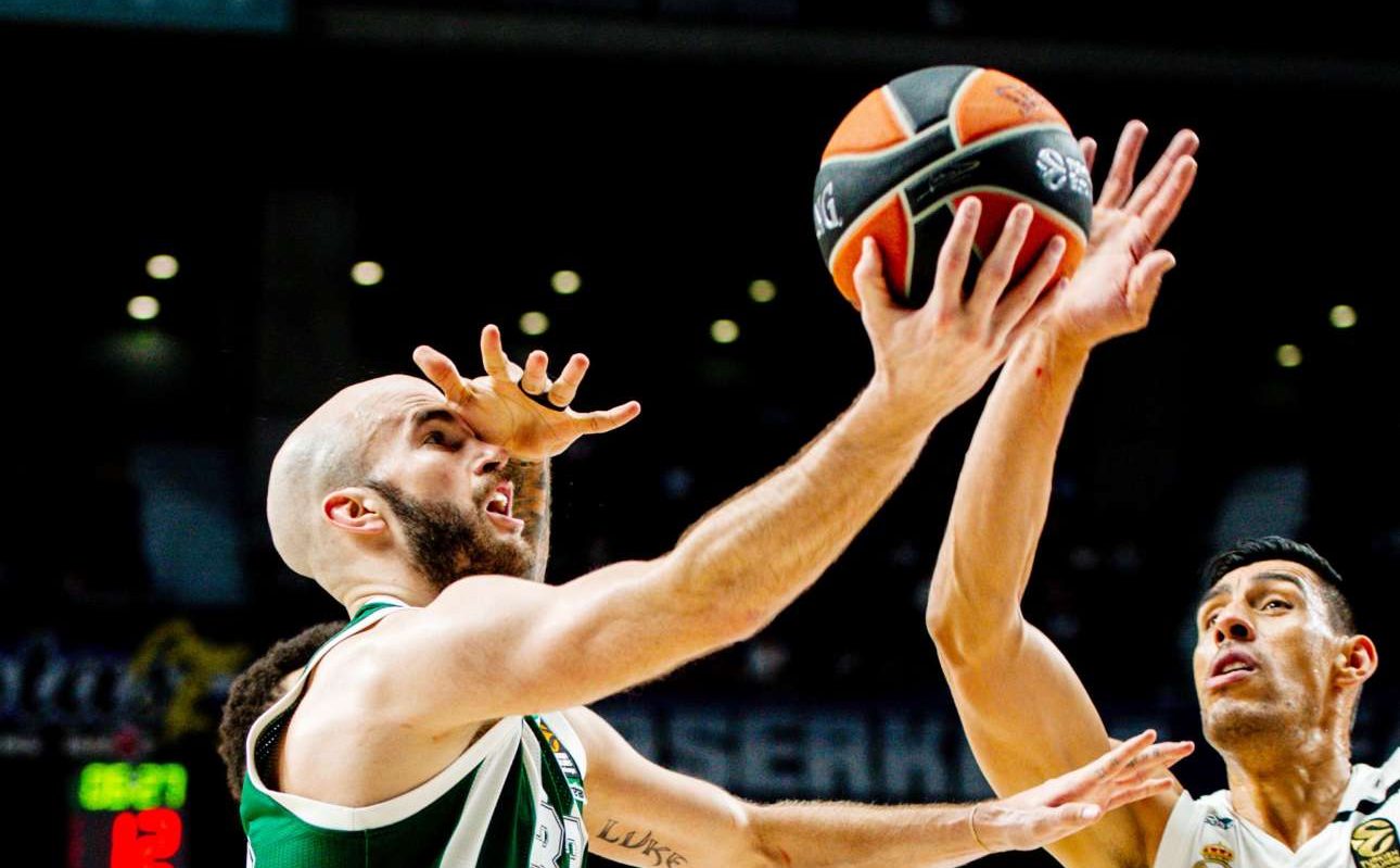 Το «δίκοπο μαχαίρι» Νικ Καλάθης