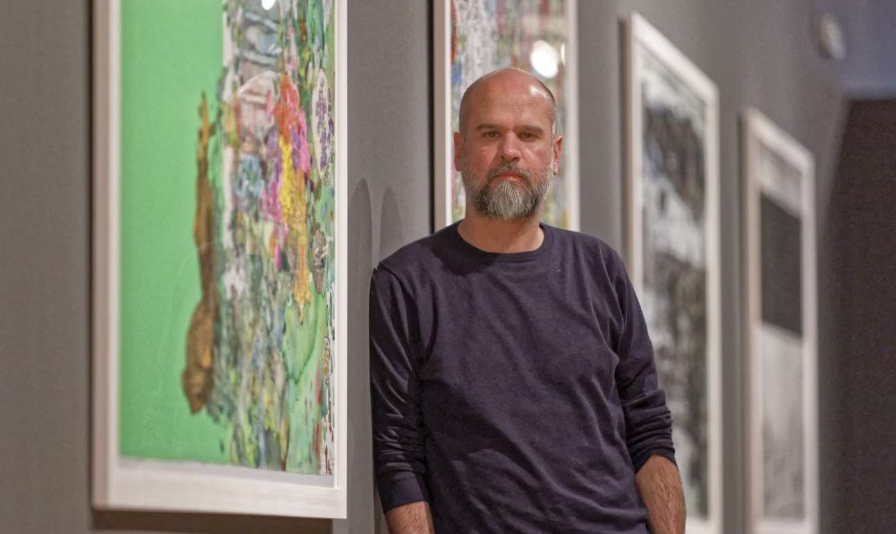 Ο Στέφανος Ρόκος ζωγραφίζει τα τραγούδια του Νικ Κέιβ στο Μουσείο Μπενάκη