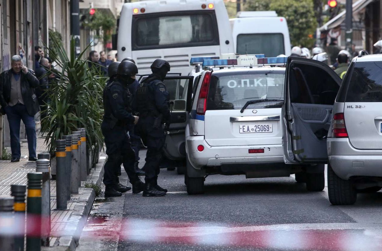 Νέα διπλή επιχείρηση της ΕΛ.ΑΣ. στα Εξάρχεια – «Θα γίνουν Μονμάρτρη», επιμένει η Παπακώστα