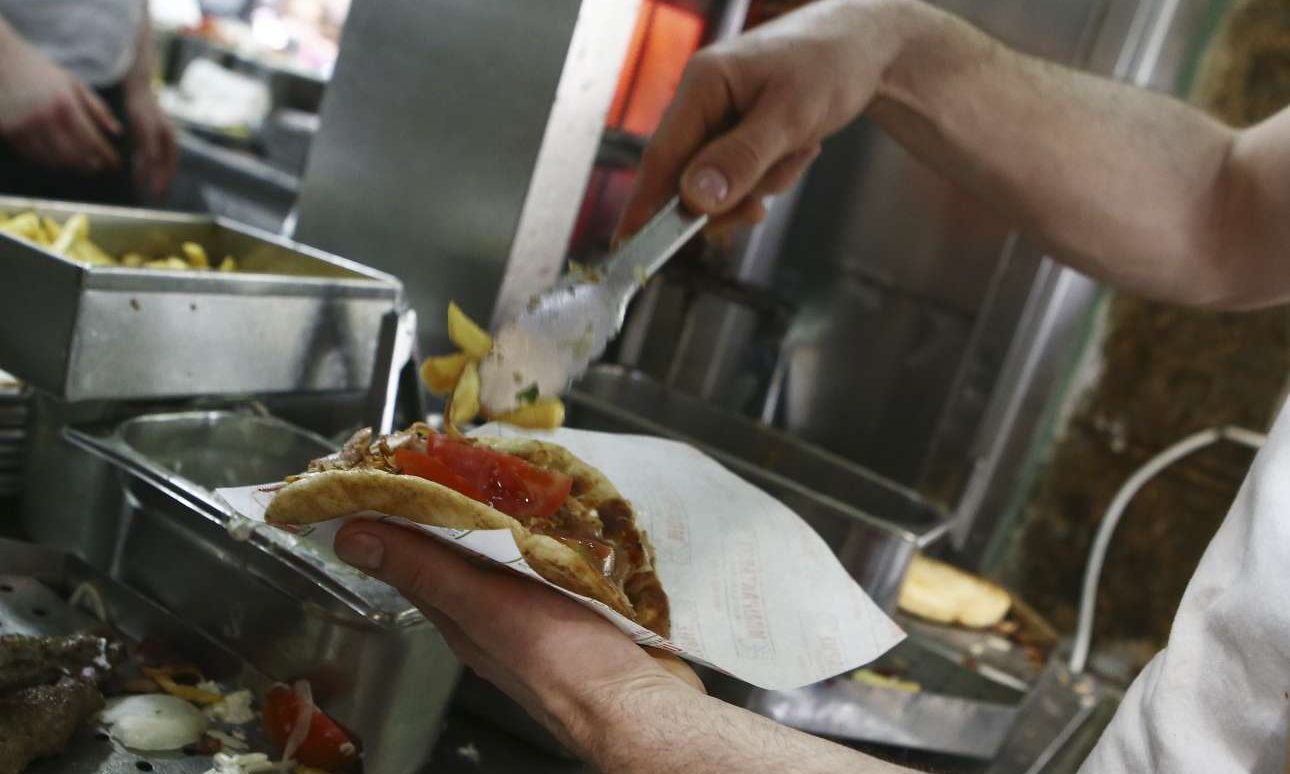 Τι θα γίνει με την τιμή στο σουβλάκι – Ποιες πόλεις δεν θα το ακριβύνουν