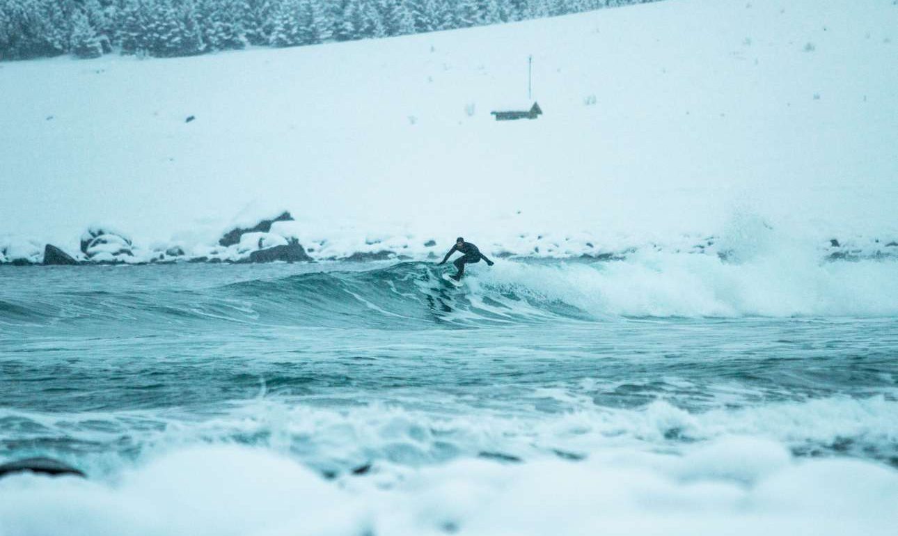 Κάνοντας σέρφινγκ στο πιο παγωμένο σημείο του πλανήτη