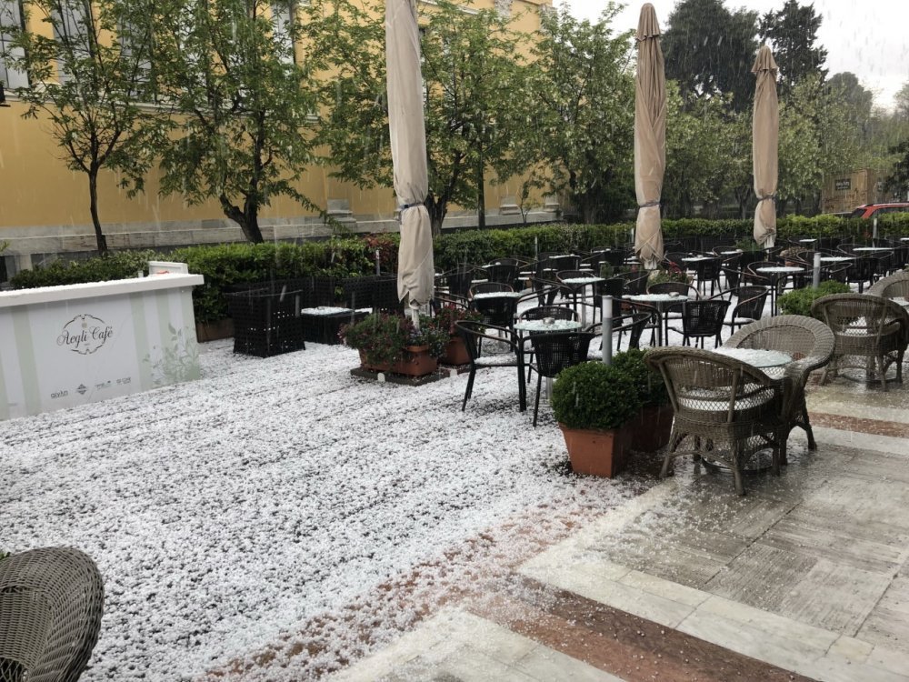 Η κακοκαιρία έφερε χαλάζι στο κέντρο της Αθήνας [εικόνες & βίντεο]