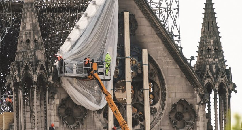 Κάλυψαν την Παναγία των Παρισίων με λευκό αδιάβροχο
