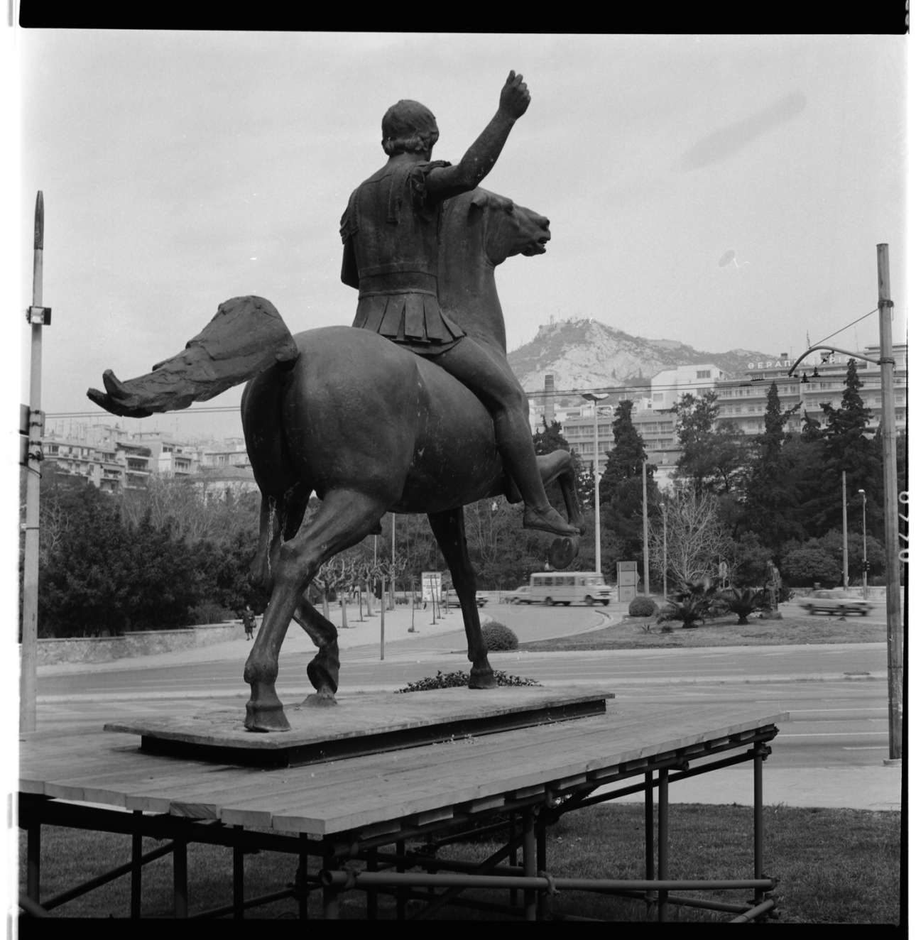 Î¤Î¿ Î­Ï†Î¹Ï€Ï€Î¿ Î¼Ï€ÏÎ¿ÏÏ„Î¶Î¹Î½Î¿ Î³Î»Ï…Ï€Ï„ÏŒ Ï„Î¿Ï… ÎœÎµÎ³Î¬Î»Î¿Ï… Î‘Î»ÎµÎ¾Î¬Î½Î´ÏÎ¿Ï… ÏƒÏ„Î¿Î½ Ï€ÏÎ¿Î±ÏÎ»Î¹Î¿ Ï‡ÏŽÏÎ¿ Ï„Î·Ï‚ Î•Î¸Î½Î¹ÎºÎ®Ï‚ Î Î¹Î½Î±ÎºÎ¿Î¸Î®ÎºÎ·Ï‚ ÎºÎ±Ï„Î¬ Ï„Î· Î´Î¹Î¬ÏÎºÎµÎ¹Î± Ï„Î·Ï‚ Î­ÎºÎ¸ÎµÏƒÎ·Ï‚, Ï„Î¿ 1992