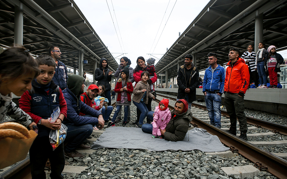 Επεισόδια στα Διαβατά, κατάληψη στον Σταθμό Λαρίσης, ο Βίτσας όμως βλέπει μόνο «παραπληροφόρηση»