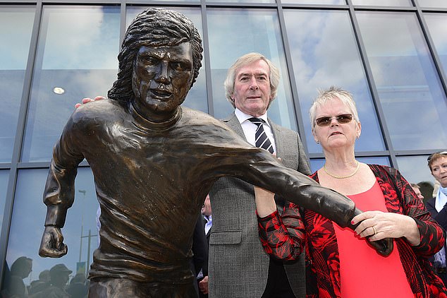 Ποιο άγαλμα είναι χειρότερο, του Ρονάλντο ή του Τζορτζ Μπεστ;