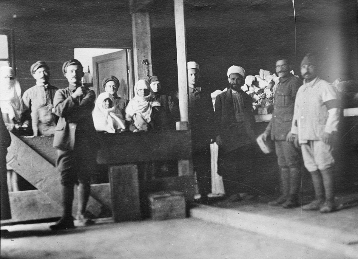 Χριστιανοί, μουσουλμάνοι και εβραίοι περιμένουν στην ουρά για μια μερίδα ψωμί σε κέντρο του Αμερικανικού Ερυθρού Σταυρού, το οποίο είχε εγκατασταθεί σε παλιές τουρκικές καπναποθήκες της Καβάλας