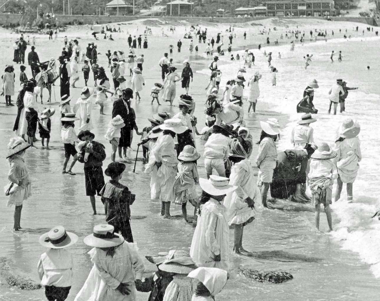 Μία παράδοση χρόνων: άνθρωποι συγκεντρώνονται σε παραλία της Αυστραλίας για να γιορτάσουν (κατακαλόκαιρο) την Πρωτοχρονιά