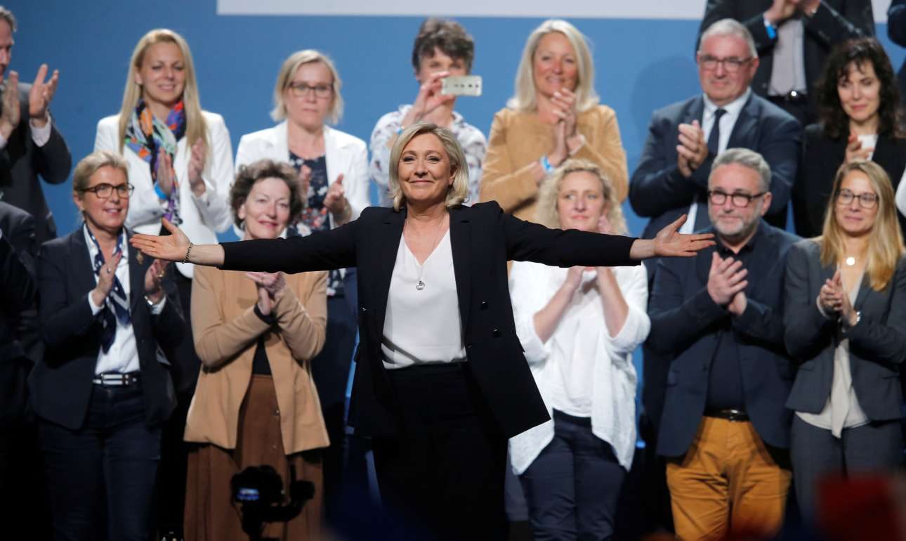 Οριακό προβάδισμα της Λεπέν έναντι του Μακρόν ενόψει ευρωεκλογών