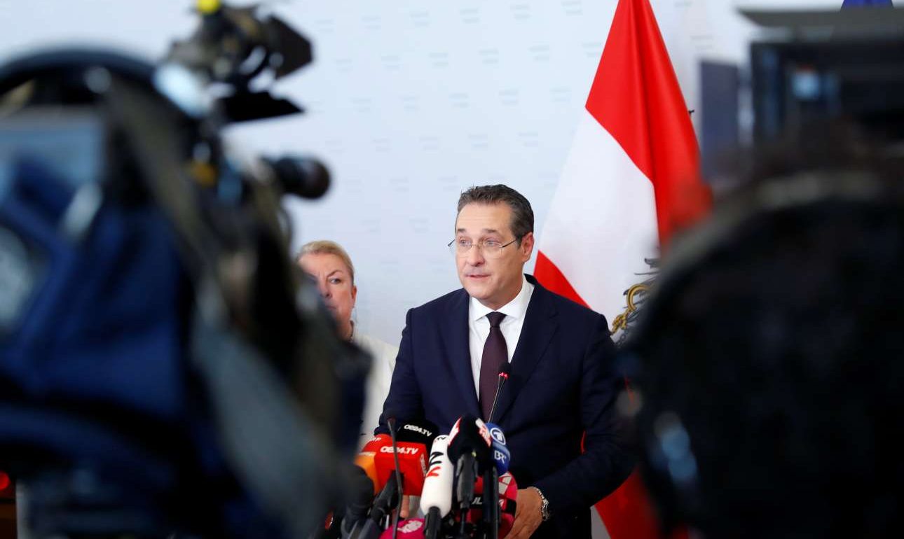 Σε περιδίνηση η κυβέρνηση Κουρτς: Παραιτήθηκε ο Στράχε, πιθανές οι πρόωρες εκλογές