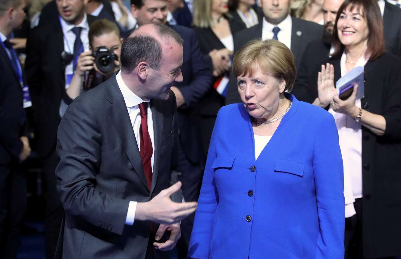 Η Μέρκελ στηρίζει τον Βέμπερ: «Κάποτε έλεγαν και εμένα άπειρη»