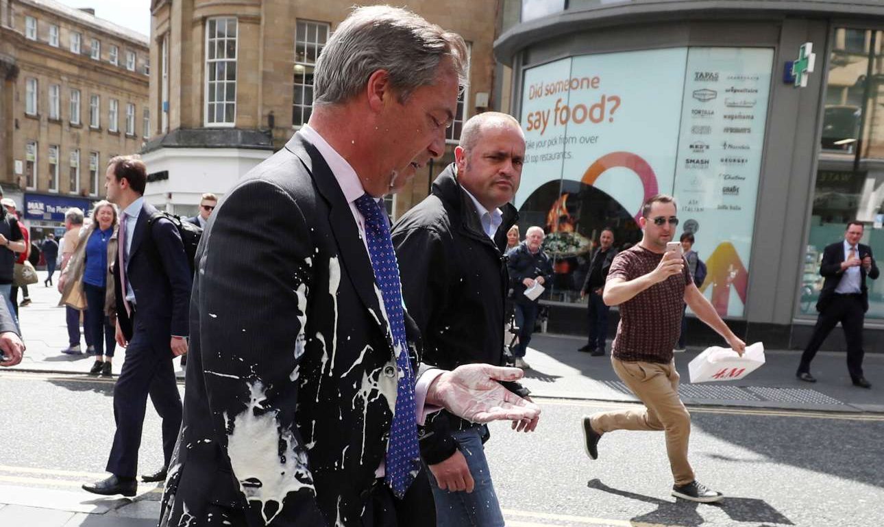 Μιλκ σέικ, το όπλο του αγώνα κατά των βρετανών ακροδεξιών – τώρα και κατά του Φάρατζ