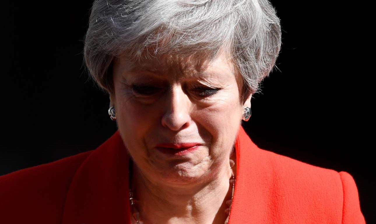 Παραιτήθηκε κλαίγοντας η Τερέζα Μέι