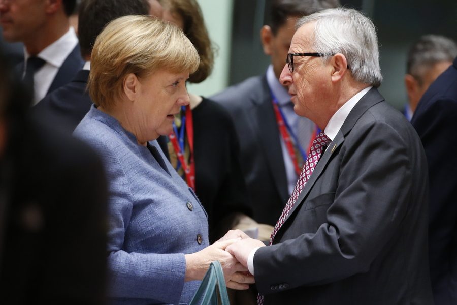 Υμνοι Γιούνκερ στη Μέρκελ για το Προσφυγικό – «Η ιστορία θα τη δικαιώσει»