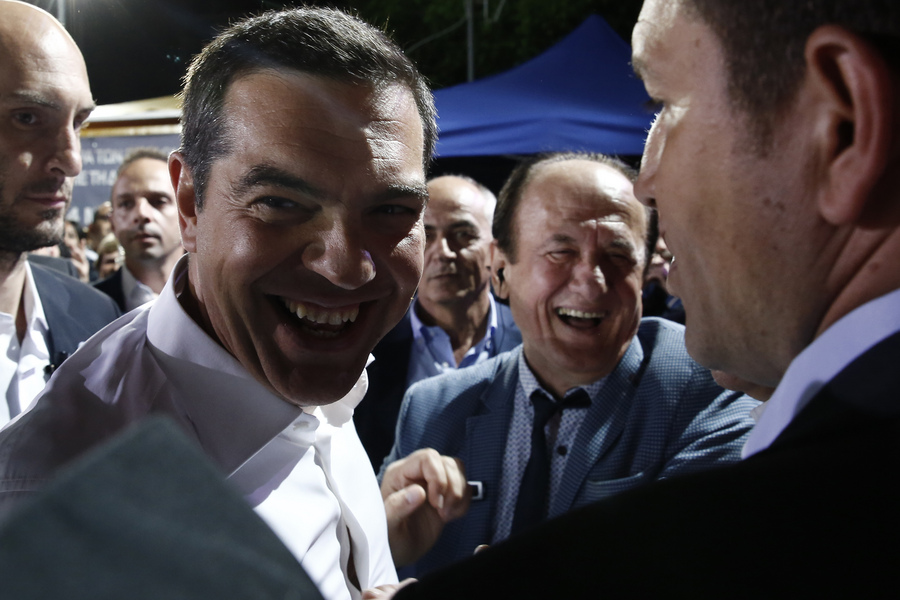 Αγκαλιά με τον Θύμιο Λυμπερόπουλο και ξεχνώντας το κότερο ο Τσίπρας τα έβαλε με τις… ελίτ