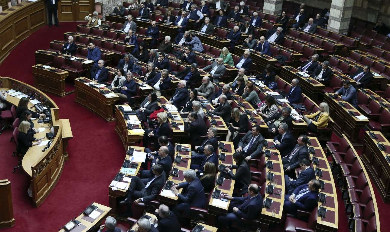 Στη Βουλή το νομοσχέδιο για τις 120 δόσεις και το επίδομα σύνταξης