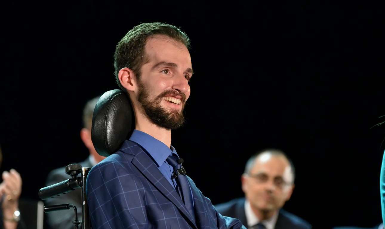 Στους λεκέδες, αγόρι μου, μη δίνεις σημασία. Θα φύγουν