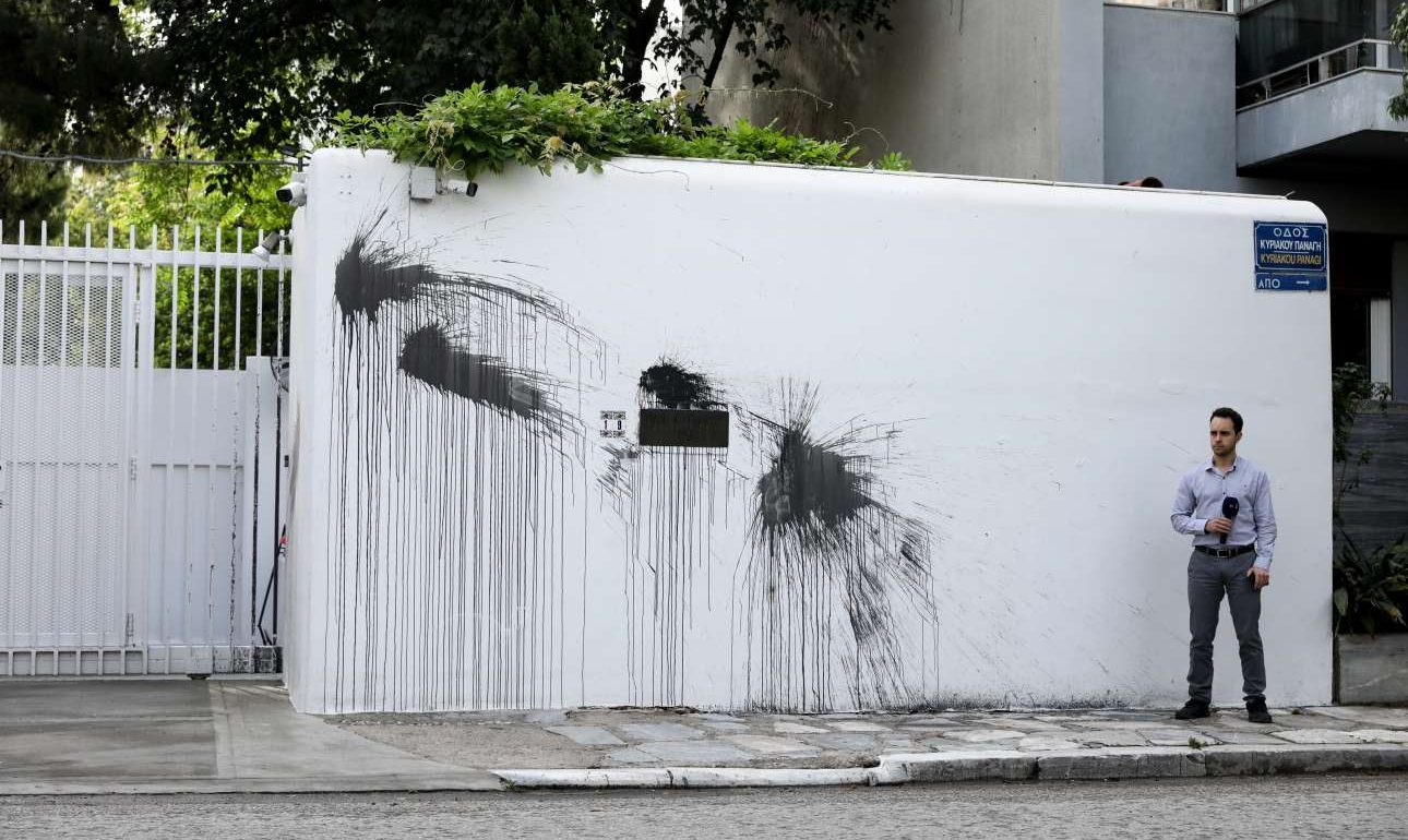 Επίθεση του Ρουβίκωνα με μπογιές και καπνογόνο στην κατοικία του Πάιατ