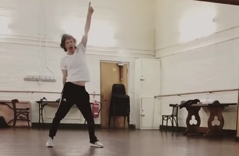 Μoves like Jagger… O Μικ χορεύει ξέφρενα μετά την επέμβαση στην καρδιά [βίντεο]