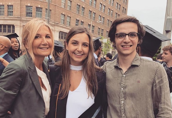 Περήφανοι γονείς Κυριάκος και Μαρέβα – η κόρη τους Σοφία πήρε πτυχίο από το «Johns Hopkins»