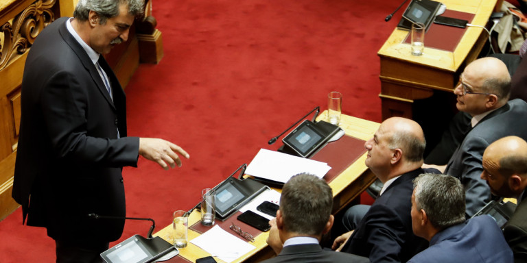Εντονο φραστικό επεισόδιο Μητσοτάκη – Πολάκη στα έδρανα της Βουλής