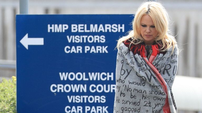 Πάμελα Αντερσον, η πρώτη επισκέπτης του Ασάνζ στη φυλακή