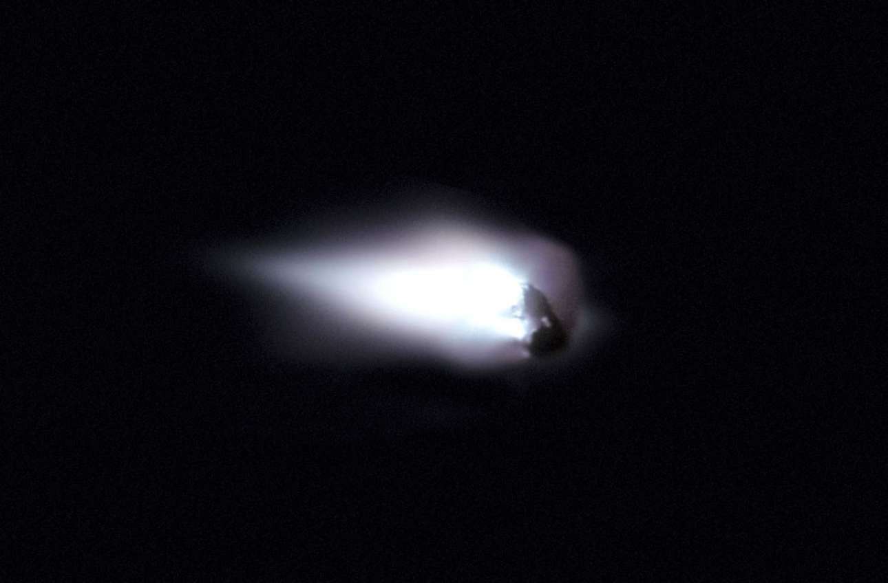 Εδώ βλέπουμε τον πυρήνα του πιο διάσημου κομήτη, του Xάλεϊ. Η φωτογραφία είναι από το 1986 και έχει τραβηχτεί από απόσταση 600 χιλιομέτρων