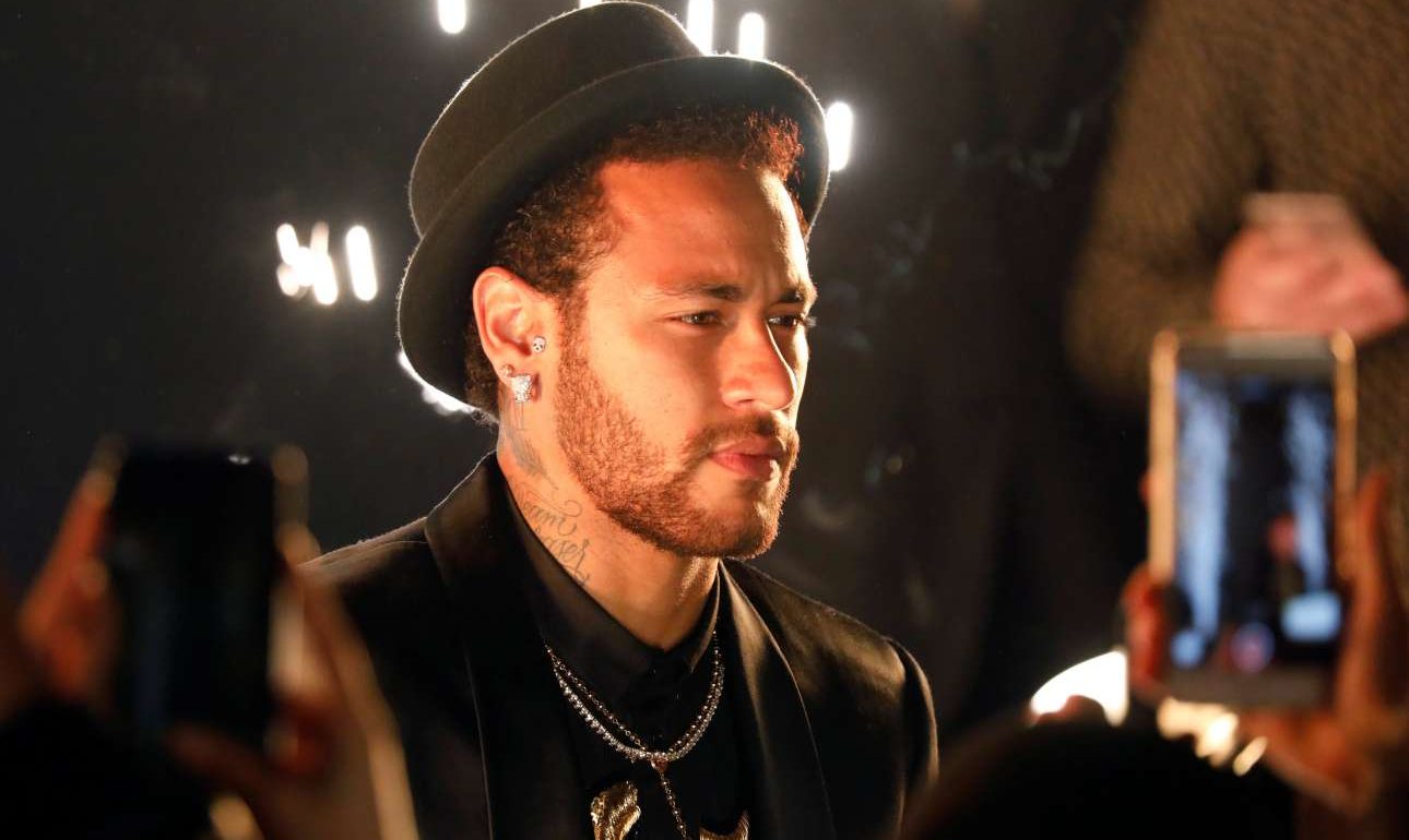 O Νεϊμάρ κατηγορείται για βιασμό και απαντάει με τολμηρές φωτογραφίες