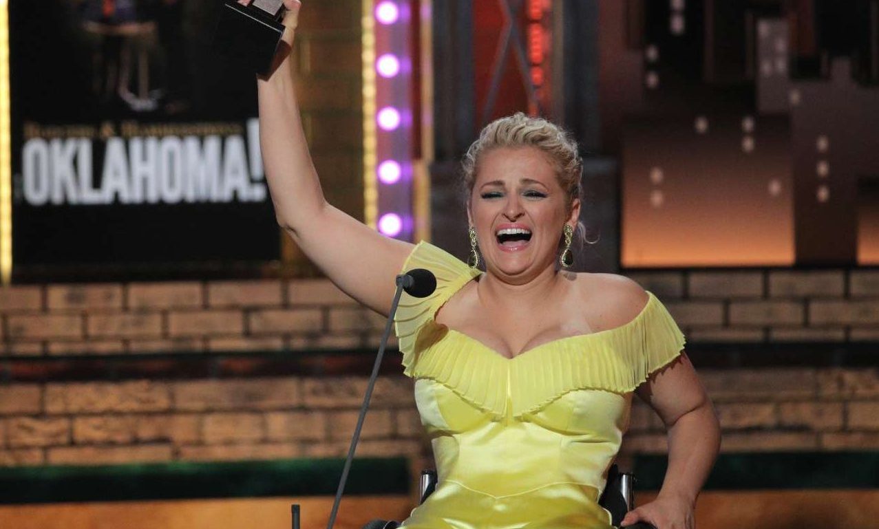 Αλι Στρόκερ, η πρώτη ηθοποιός σε αναπηρικό αμαξίδιο που κερδίζει Τόνι