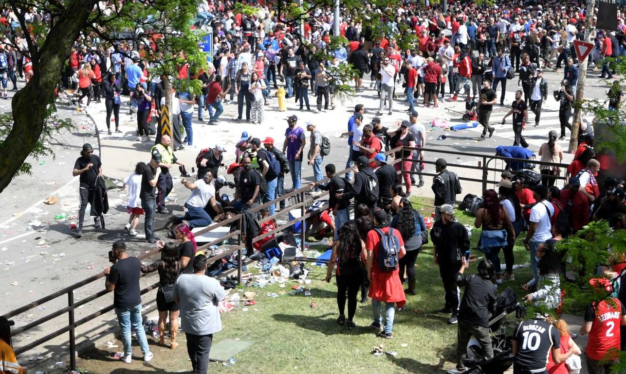 Τορόντο: Δύο τραυματίες από πυροβολισμούς στην παρέλαση των Ράπτορς