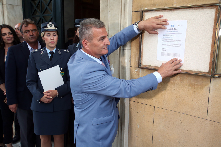 Με ώρες καθυστέρηση θυροκολλήθηκε το Διάταγμα για τη διάλυση της Βουλής