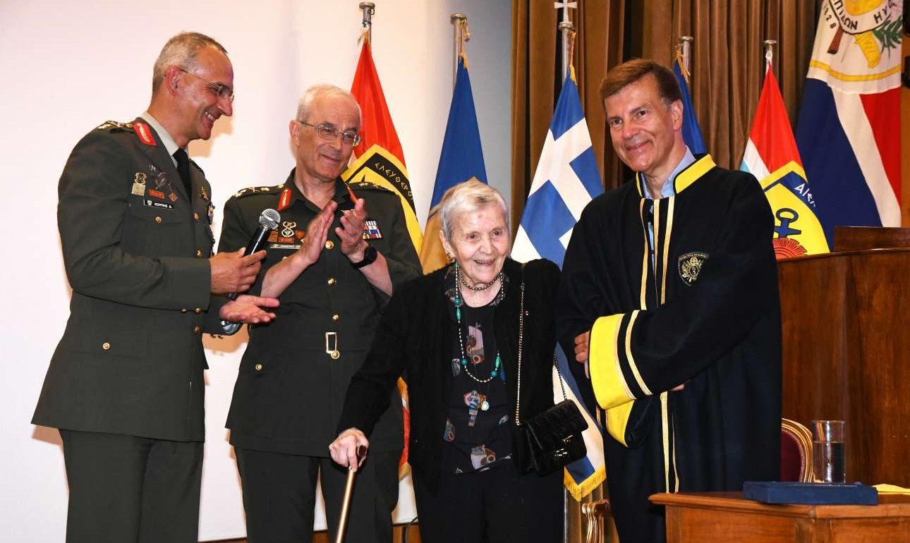 Επίτιμη διδάκτωρ της Σχολής Ευελπίδων η Ελένη Γλύκατζη-Αρβελέρ [εικόνες]