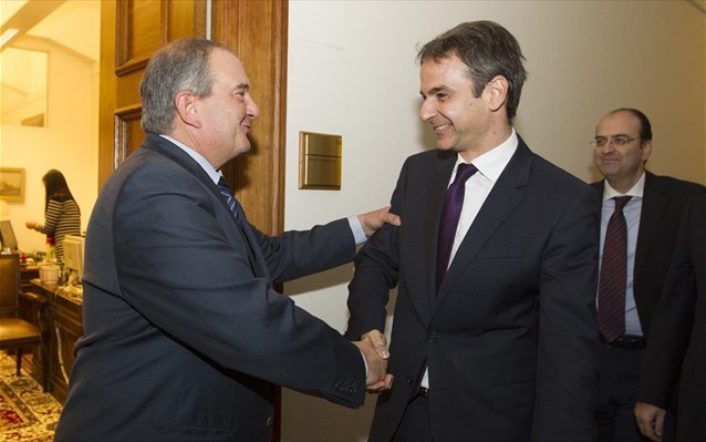 «Κυριάκο κατεβαίνω υποψήφιος για τελευταία φορά»: ο διάλογος Καραμανλή – Μητσοτάκη στη Βουλή