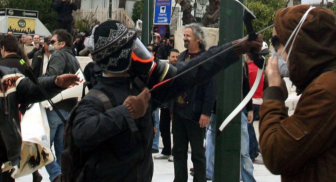 Συνελήφθη από την Αντιτρομοκρατική ο «τοξοβόλος του Συντάγματος»