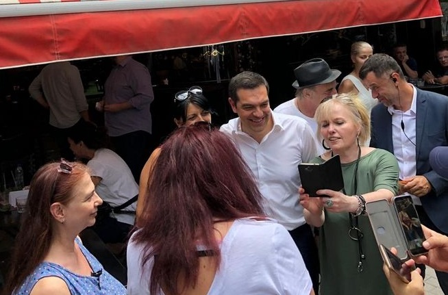 Ο Τσίπρας κατέβηκε Κολοκοτρώνη για selfies