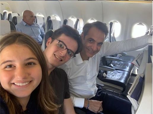 Με τη Δάφνη και τον Κωνσταντίνο ο Μητσοτάκης στο αεροπλάνο για Θεσσαλονίκη