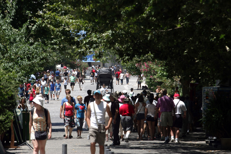 Και νοσηλεύτριες μόνιμα στην Ακρόπολη