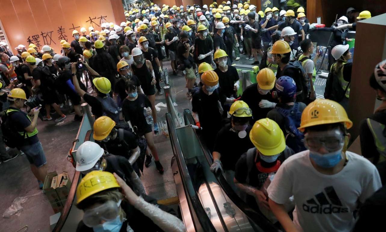 Χονγκ Κονγκ: Βίαιη εισβολή διαδηλωτών στο κοινοβούλιο