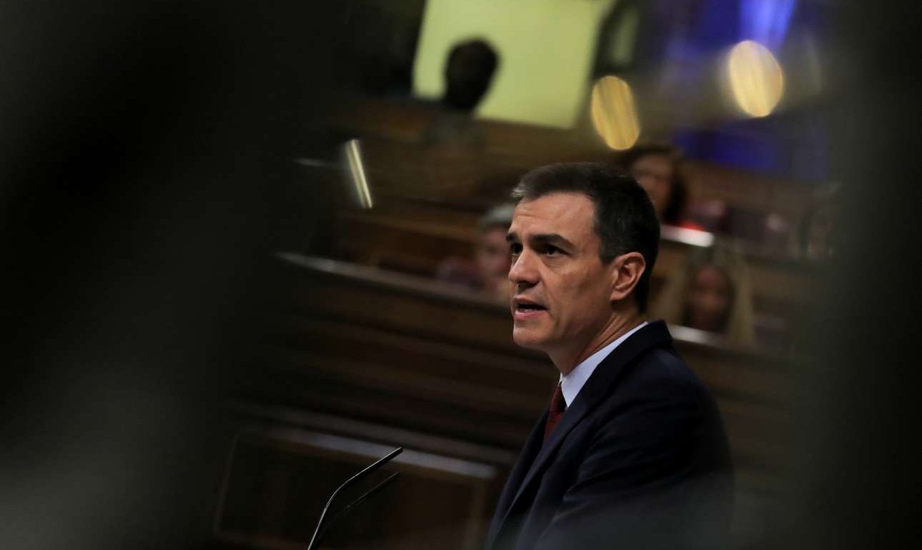 Ο Σάντσεθ έχασε την ψήφο εμπιστοσύνης, αλλά όχι τις ελπίδες του για την πρωθυπουργία