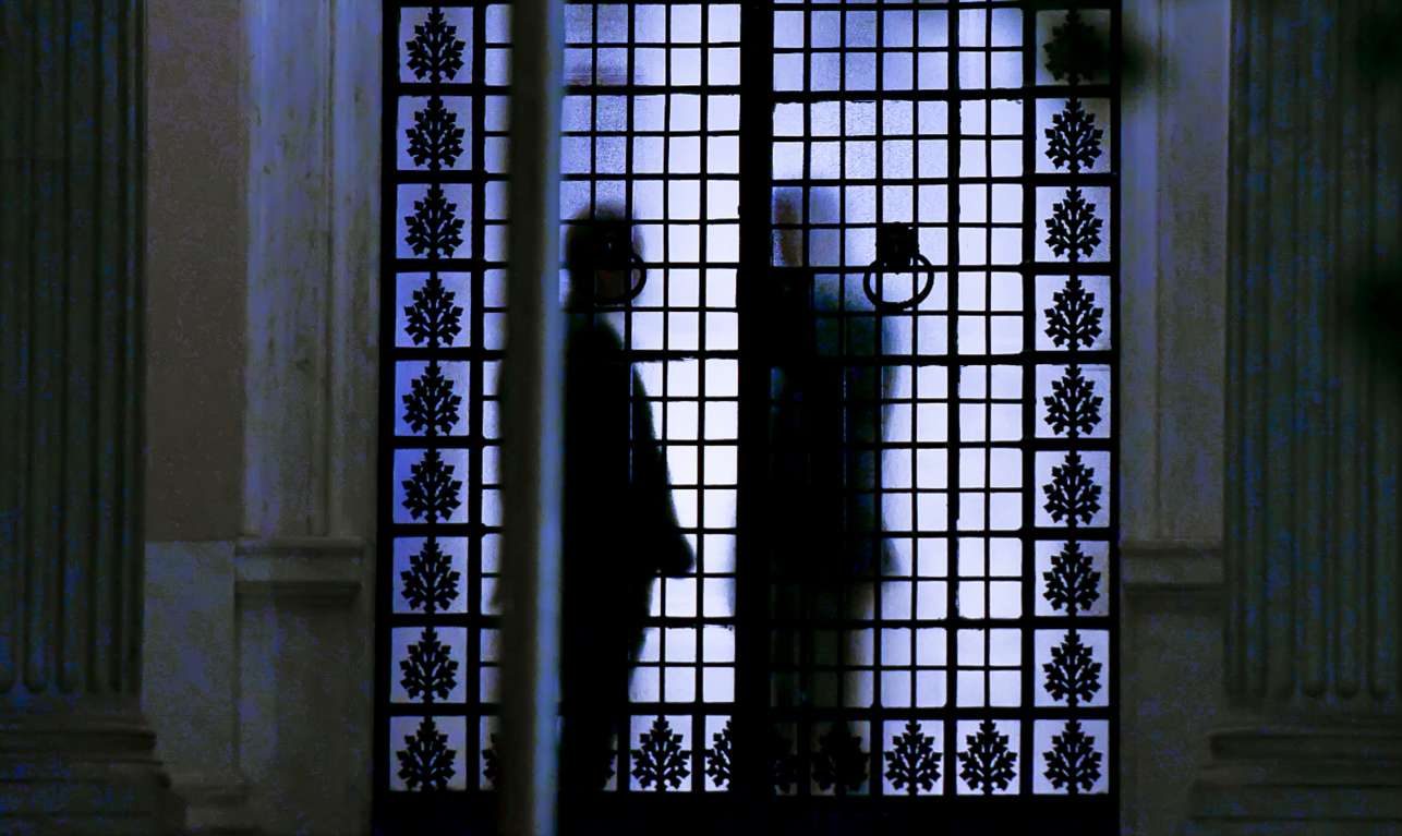 Γιατί αγοράζουν τόσους καταστροφείς εγγράφων τα υπουργεία;