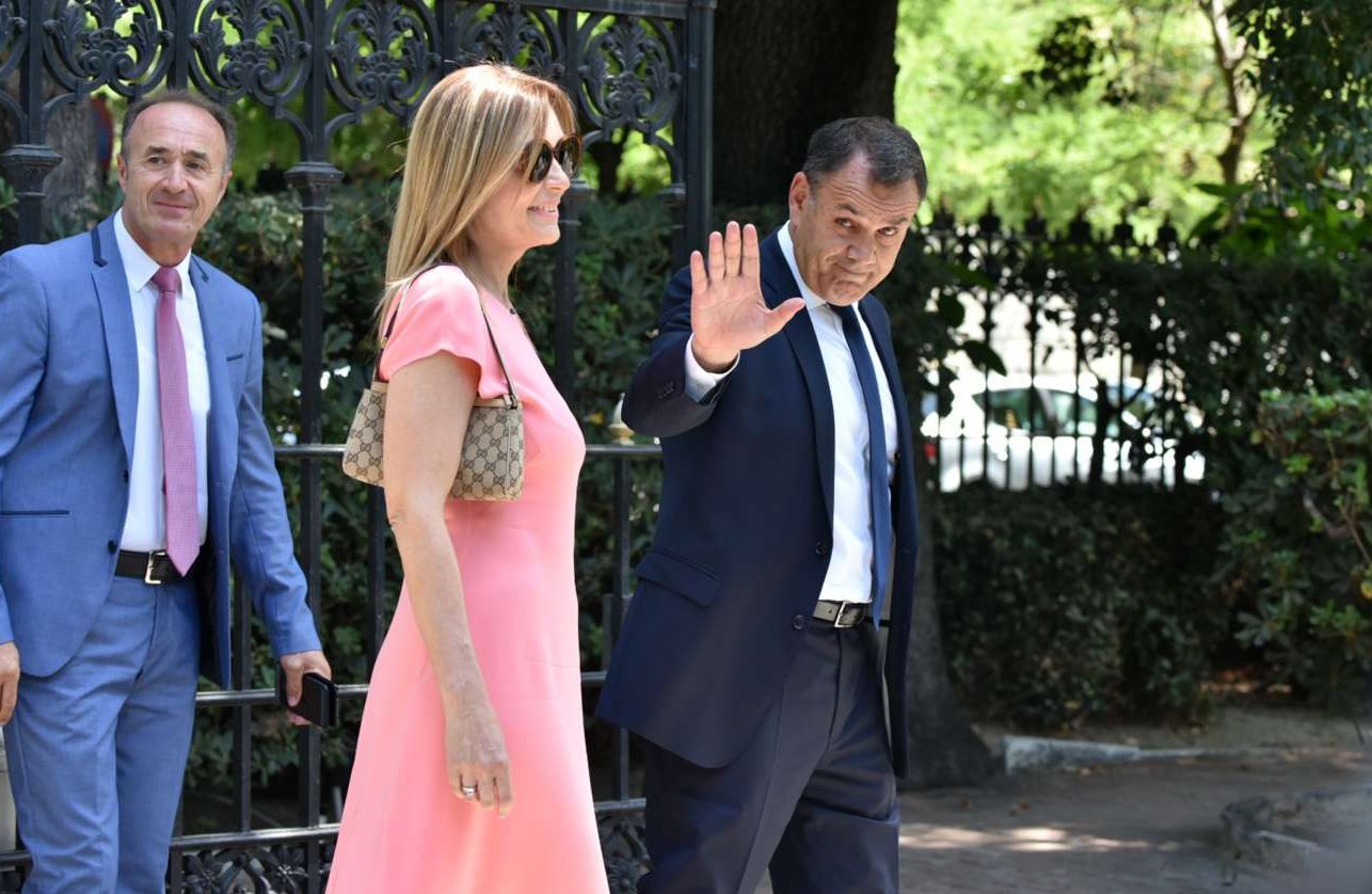 Ο υπουργός Αμυνας Νίκος Παναγιωτόπουλος χαιρετά τους φωτογράφους έξω από το Προεδρικό