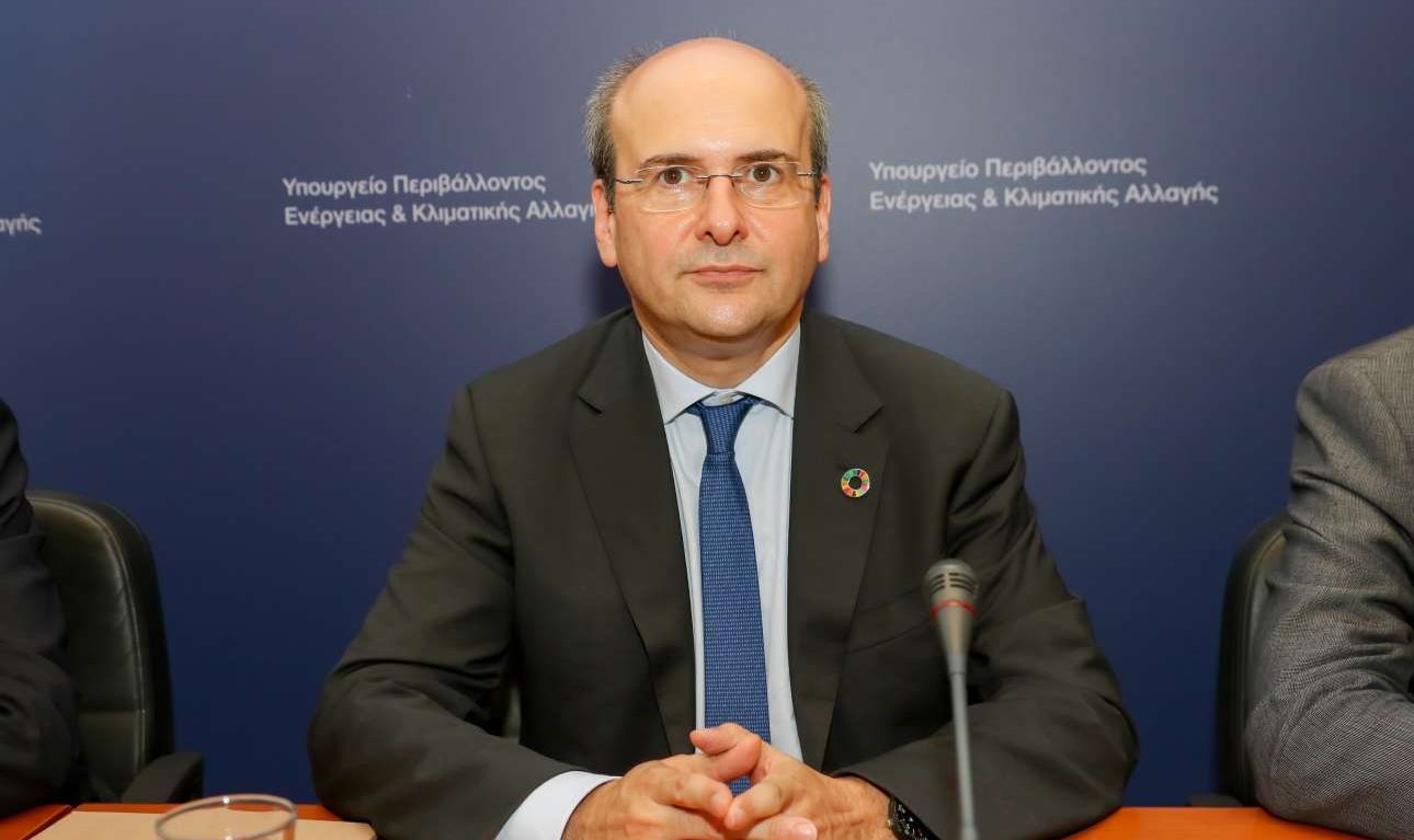 Χατζηδάκης: Η ΔΕΗ δεν έχει λεφτά ούτε να αγοράσει κολώνες ρεύματος