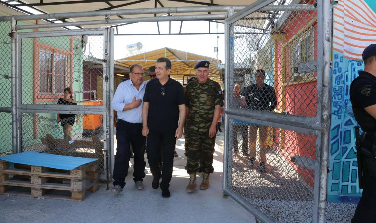 O Χρυσοχοΐδης στη Λέσβο για αυτοψία στη Μόρια