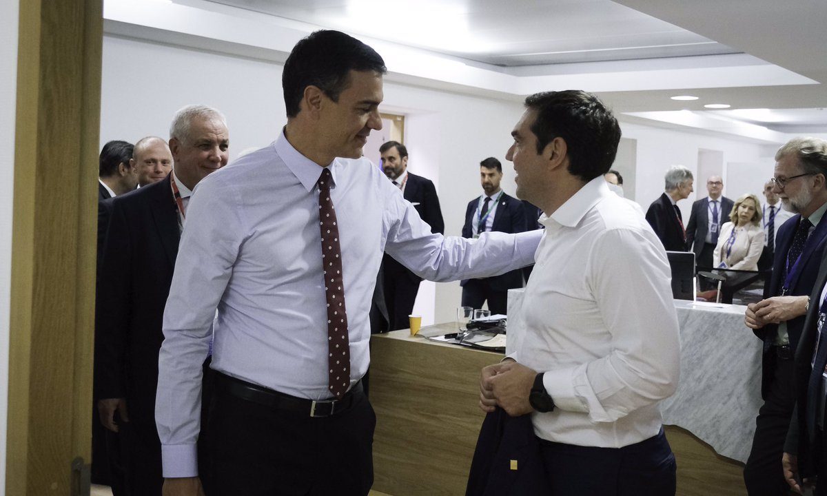 Παρατείνεται ως την Τρίτη το θρίλερ στις Βρυξέλλες – αλλά ο Τσίπρας επιστρέφει για τον ΣΚΑΪ