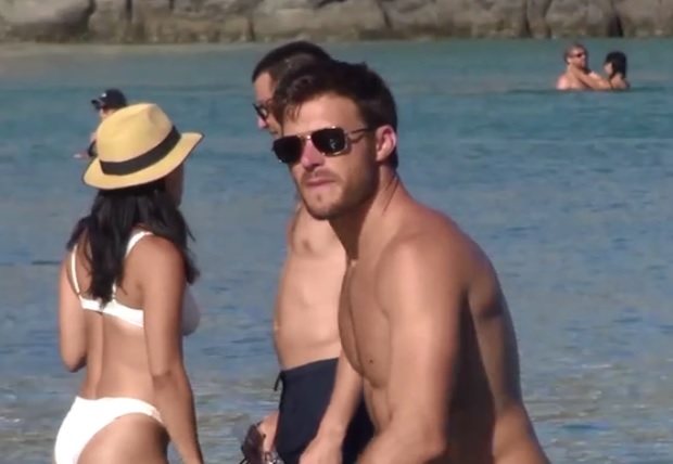 Στη Μύκονο και ο γόης γιος του Κλιντ Ιστγουντ, παρέα με καλλίγραμμες νεαρές