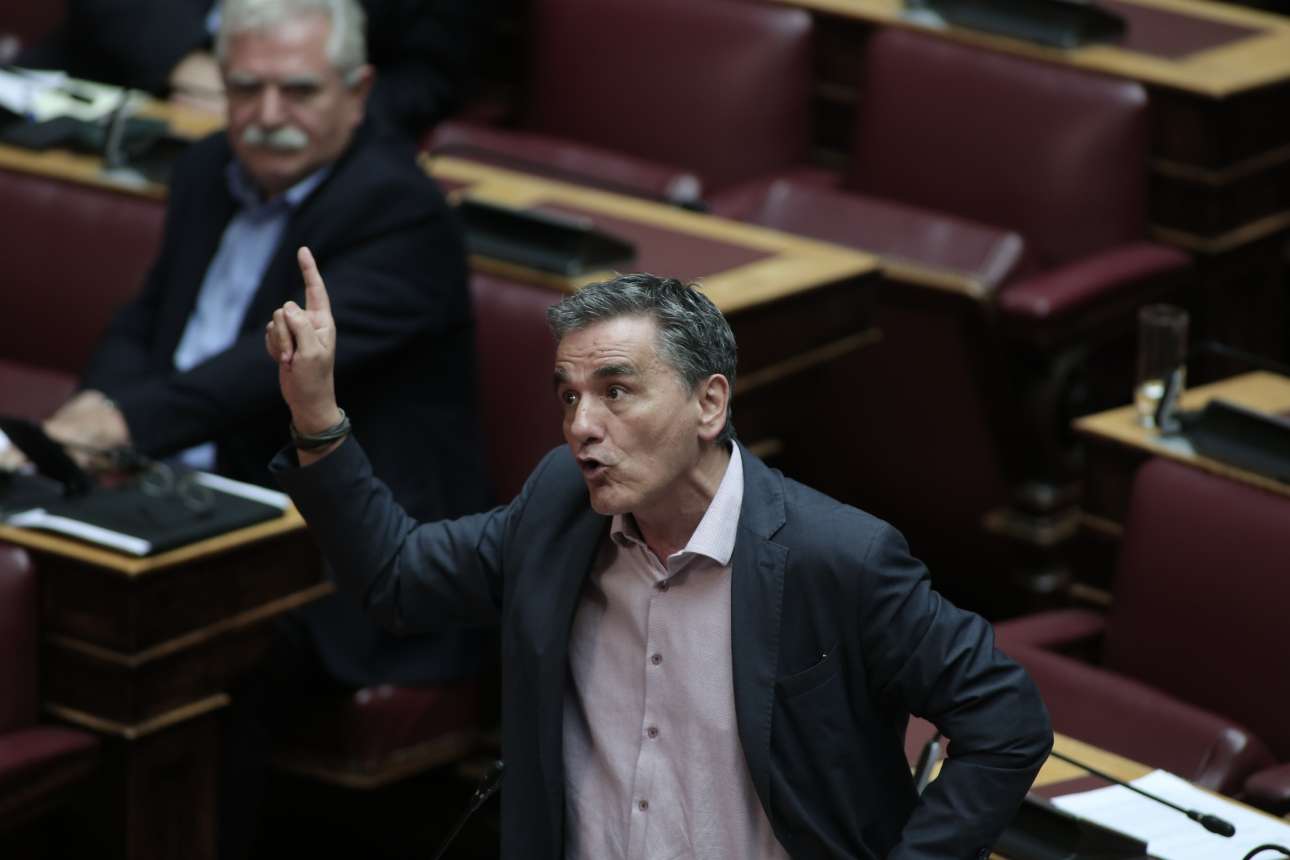 Σόου Τσακαλώτου στη Βουλή: Ο «Ιζνογκούντ» Στουρνάρας και οι «true believers» της ΝΔ