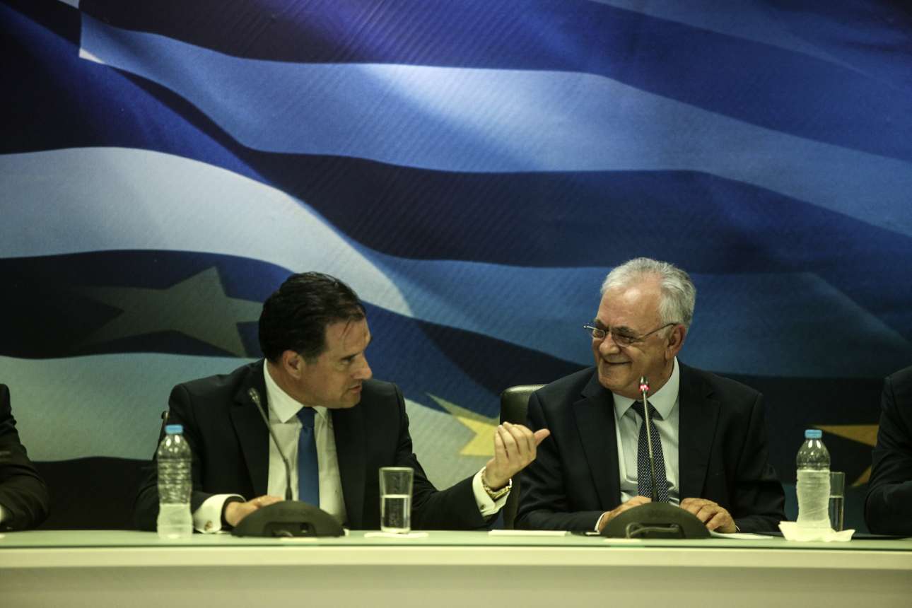 Με λουλούδια και δεσμεύσεις για μηδενικές διακοπές η παράδοση του Ανάπτυξης στον Αδωνι