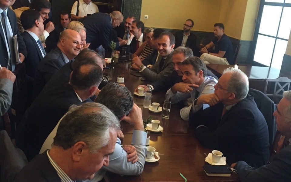 Ο Μητσοτάκης στο καφενείο της Βουλής (ψάχνοντας για τσιγάρα;)