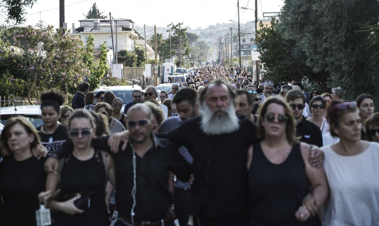 Μάτι: Ρίγη συγκίνησης από τη σιωπηλή πορεία στα καμένα και το προσκλητήριο νεκρών [εικόνες]